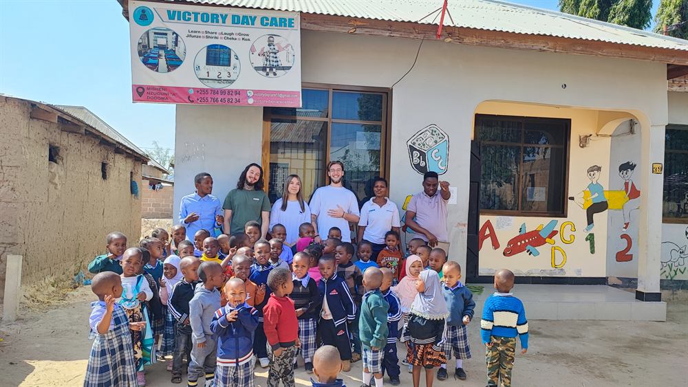 Victory Day Care in Nzuguni, Dodoma — Kinder und Team vor dem Kindergarten