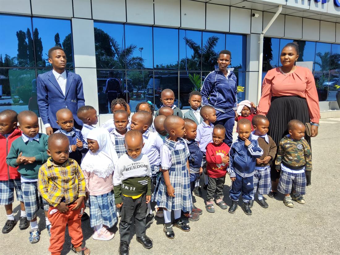 Die Kinder des Victory Day Care mit ihren Lehrerinnen und Edward