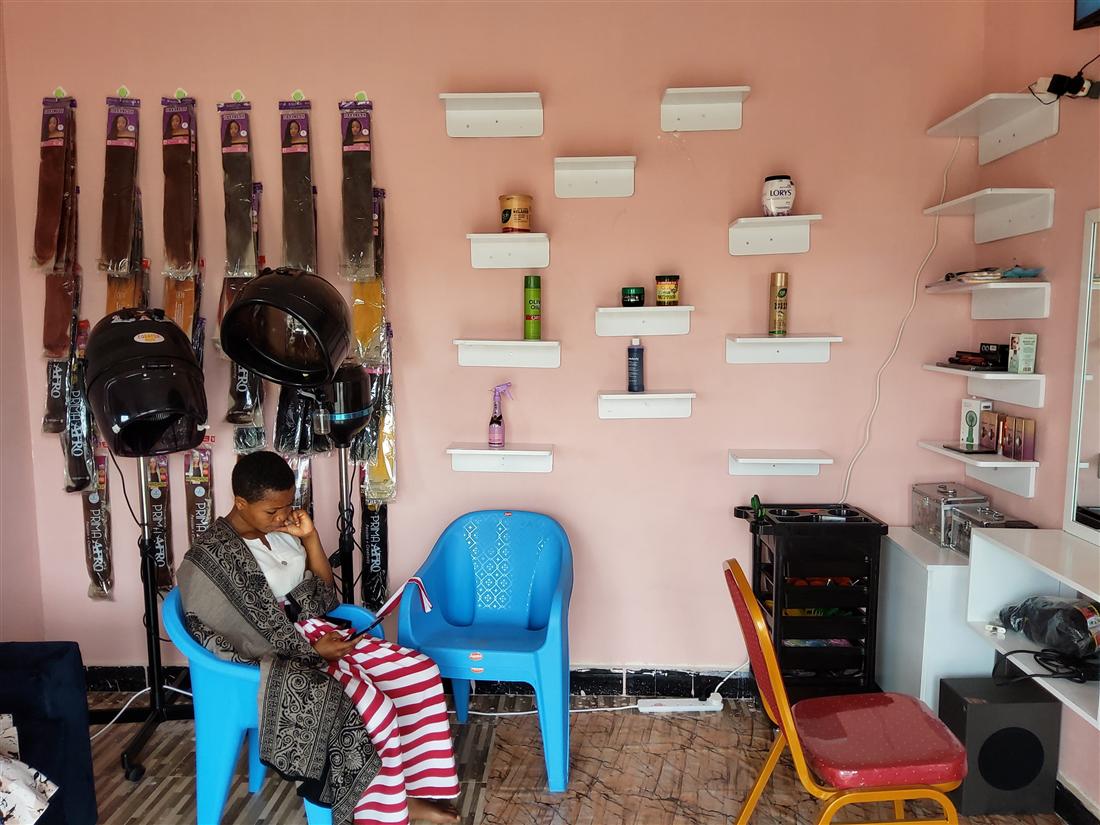 Der neue Friseursalon von Victory Day Care, mit Trockenhauben und Produktregalen